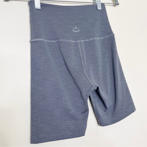 Beyond Yoga Ribbed Grey High Rise Biker Shorts Size Small - Picture 8 of 11